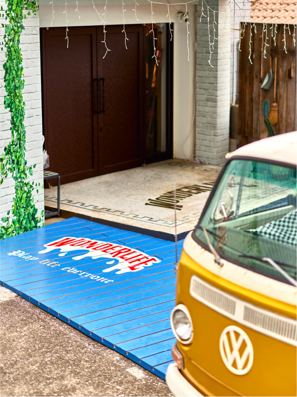 ワーゲンバスとトレーニングマットが配置されたユニークなジムスペース