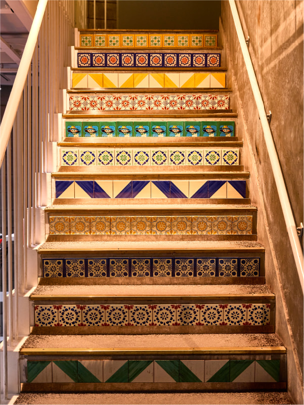 エスニック調の装飾が施された美しい階段