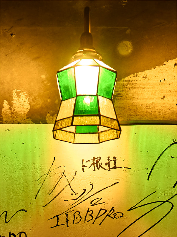 緑色のランプが印象的な装飾エリア