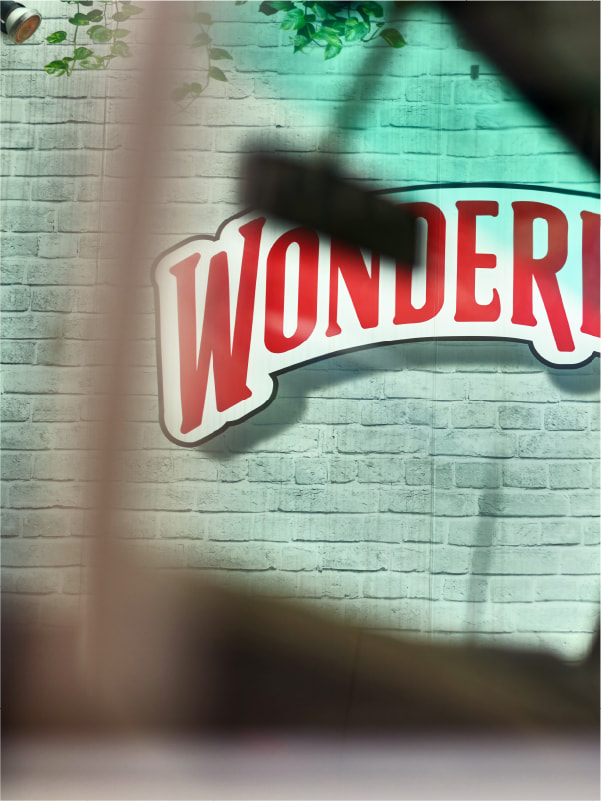 WONDERの看板が見えるジム入口エリア