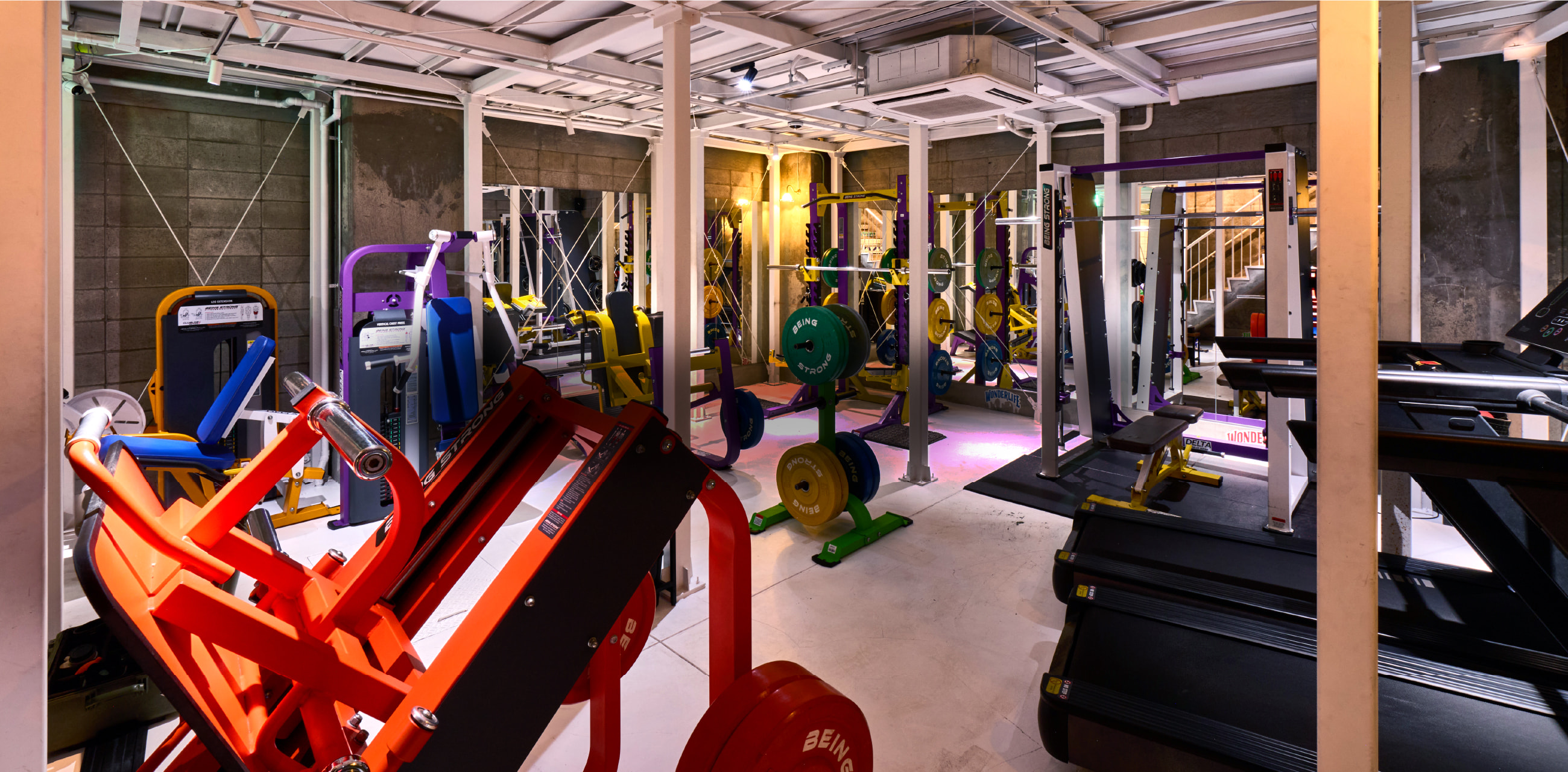 フリーウェイトとマシンが充実したトレーニングエリア2