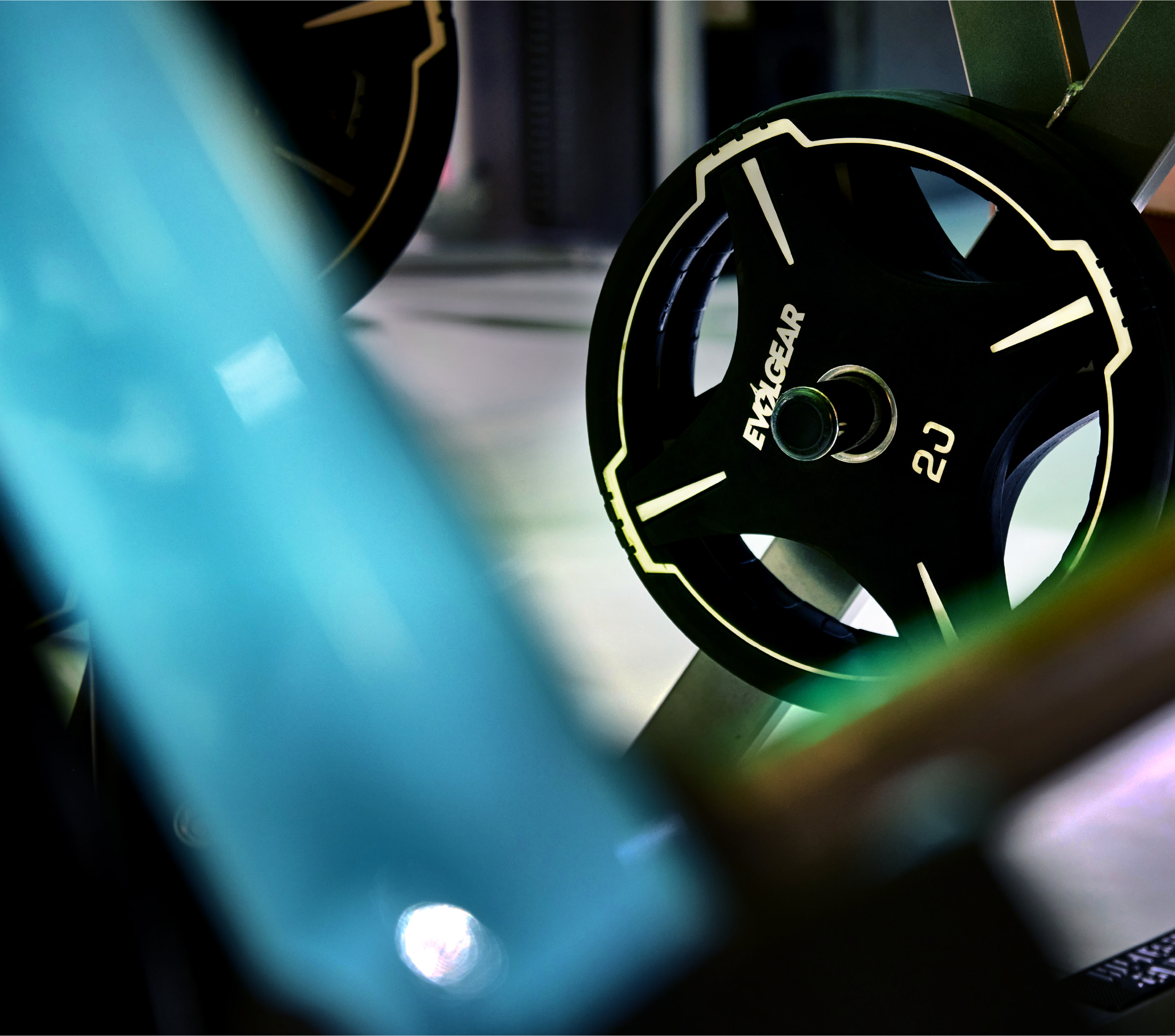 トレーニング器具が並ぶジムの内観