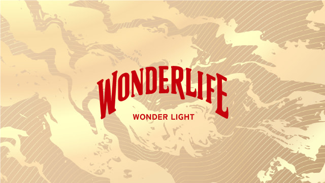 砂地の模様と赤いロゴが配置された背景画像