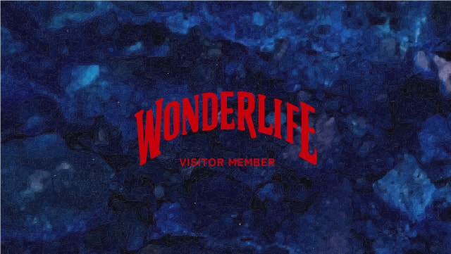 青く深い水面模様の背景画像